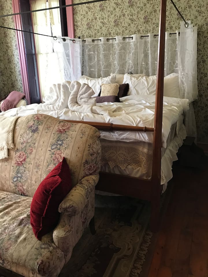 Примрозен апартман 
Брачен кревет (широк 180 - 200 
Packnplay под креветот
Када со ногарки и стапче за туширање