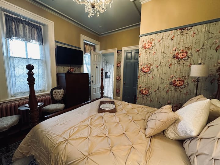 Брачен кревет (широк 150-179 см) во апартман „Мариета“ и туш