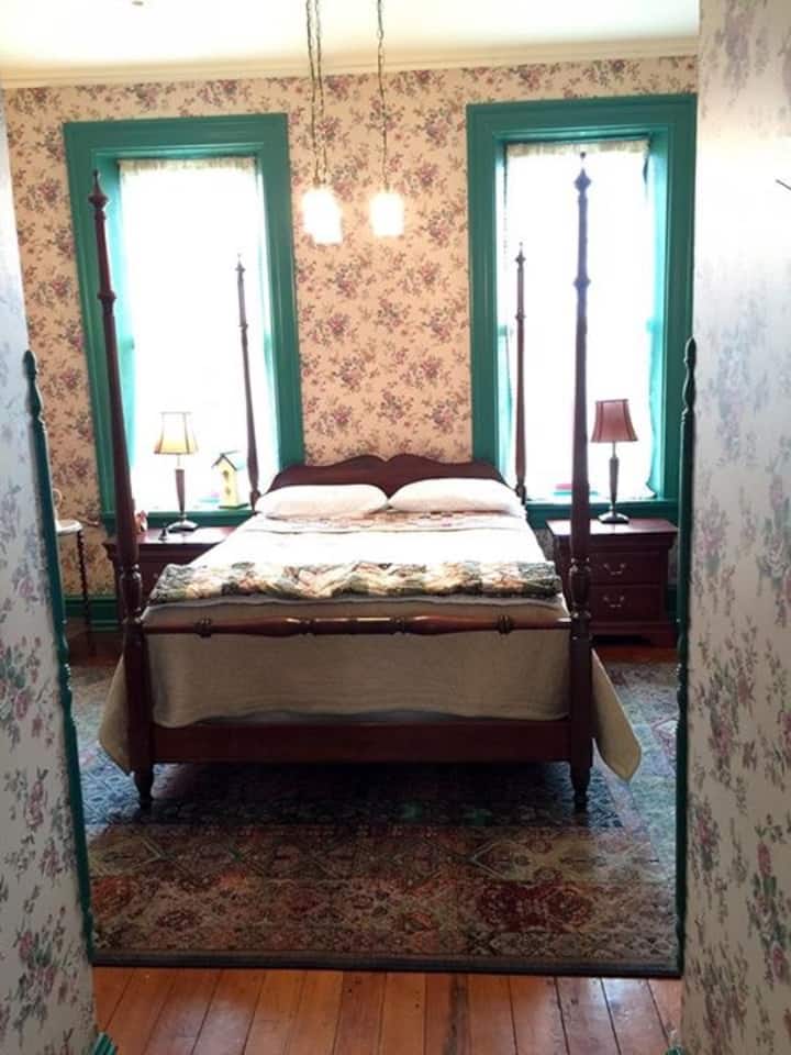 Кантри апартман  со целосна сопствена бања и туш
Простор за седење со XL брачен кревет (широк 150-179 см)