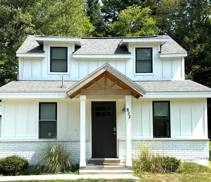 Amazing 3 bedroom, 2.5 bath cottage in East Tawas