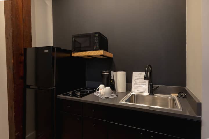 Stylish 2-bed Downtown Loft W/hotel-like Amenities - Toledo, OH