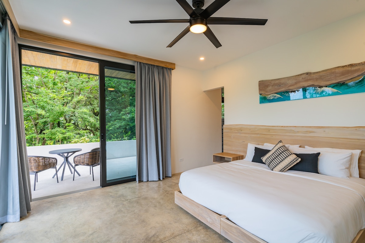 Dormitorio principal de arriba de Pipeline
Configuración flexible con una cama tamaño king o dos camas individuales XL, además de un vestidor y baño privado. Refréscate en la ducha al aire libre, luego toma un café o relájate en tu balcón privado con vistas a la selva y monos juguetones.