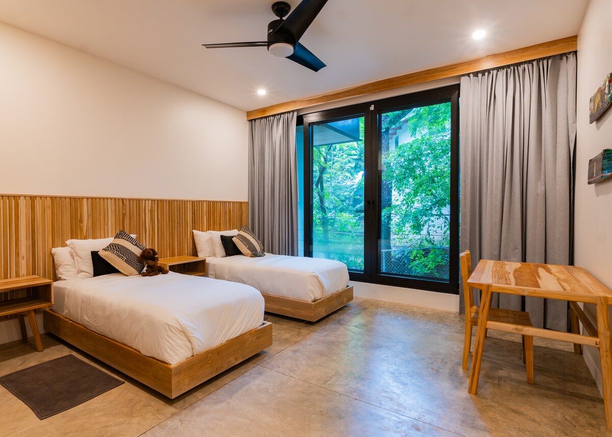 Dormitorio 2 de Pipeline Guest
Configurada con una cama tamaño king o dos camas individuales XL, esta habitación incluye un baño en suite, un armario de gran tamaño y un espacio de escritorio dedicado para trabajar o estudiar.