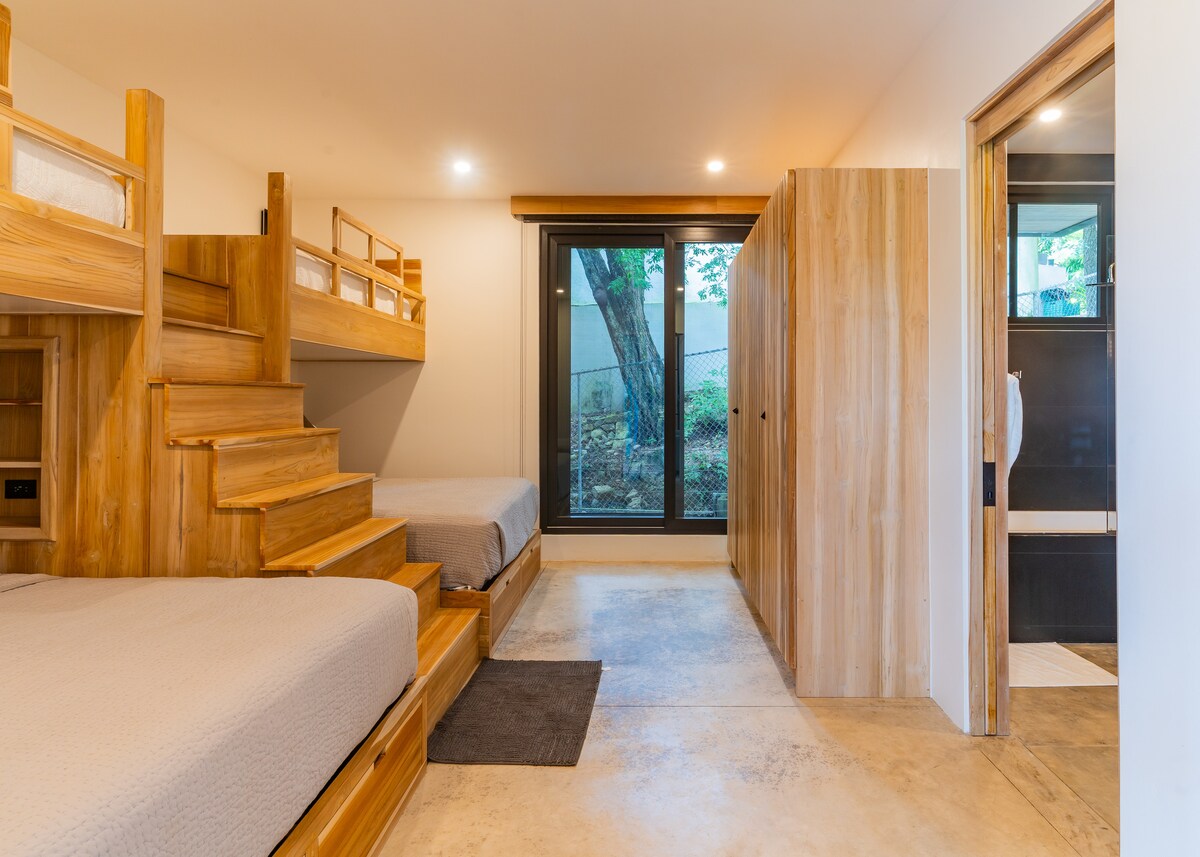 Habitación con literas - Dormitorio 3
Perfecta para familias o grupos, esta suite cuenta con dos camas tamaño queen con literas individuales arriba, un baño en suite, amplio espacio en el armario y aire acondicionado para mayor comodidad.