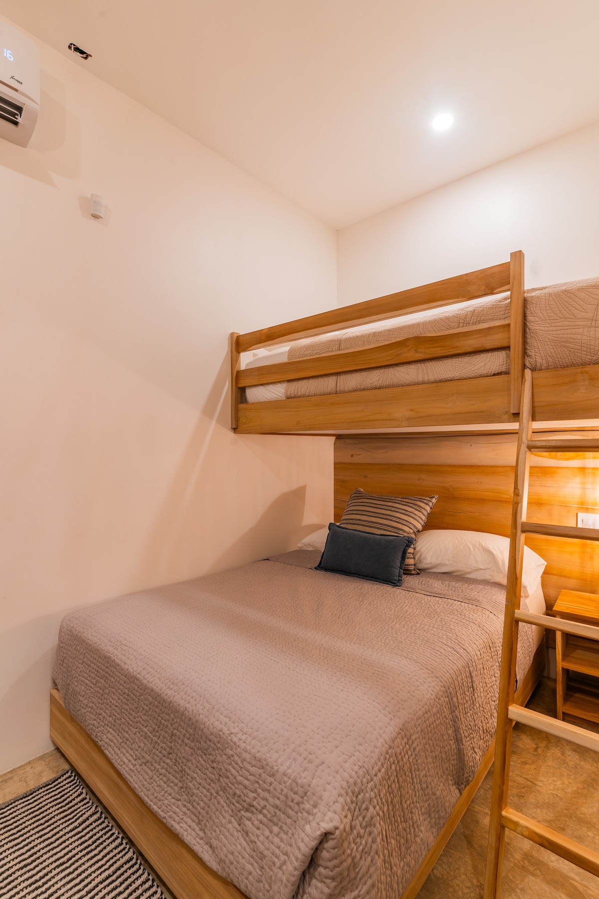 Habitación de invitados de Casita Backdoor
Acogedor y versátil con una cama completa y una litera doble arriba, además de un escritorio, armario y aire acondicionado. Un espacio cómodo para niños, amigos o huéspedes adicionales.