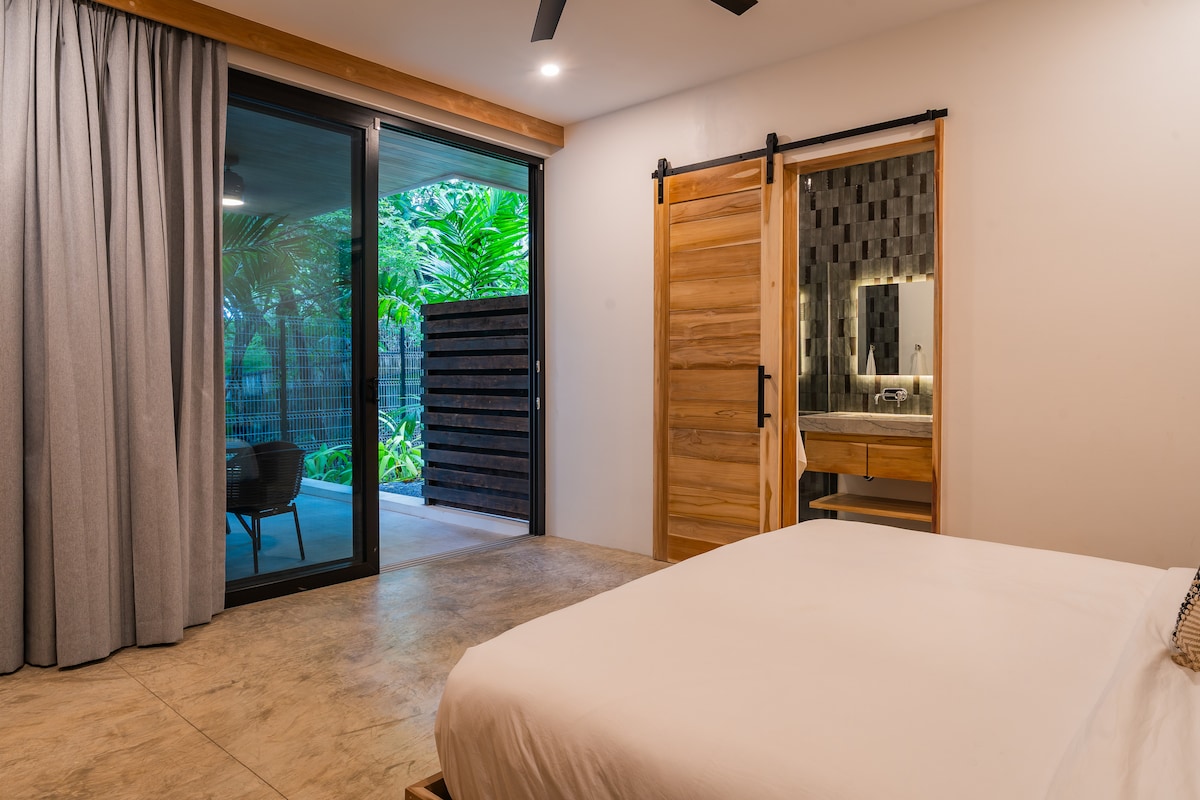 Dormitorio principal en la planta baja - Dormitorio 4
Luminoso y versátil, con una cama tamaño king o dos camas individuales XL, su propio baño privado y un generoso espacio de almacenamiento. Un refugio tranquilo para descansar y recargar energías.