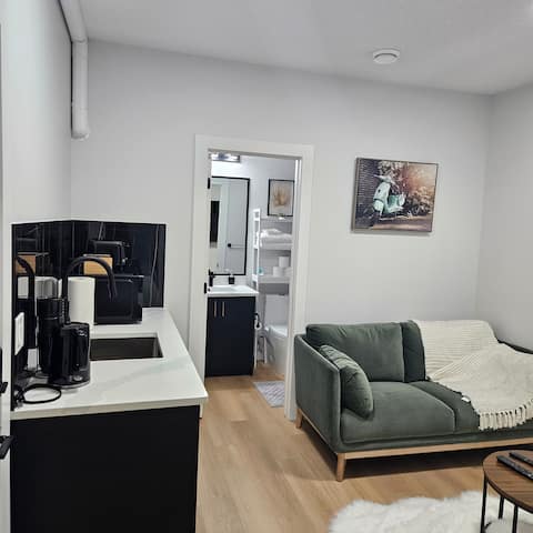 Popular Airbnb listing: Comfy studio suite with amenities in Fraser