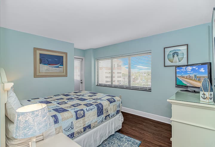 ห้องนอนที่ 2 มีเตียงควีนไซส์ที่อบอุ่นและระเบียงส่วนตัวริมถนน!