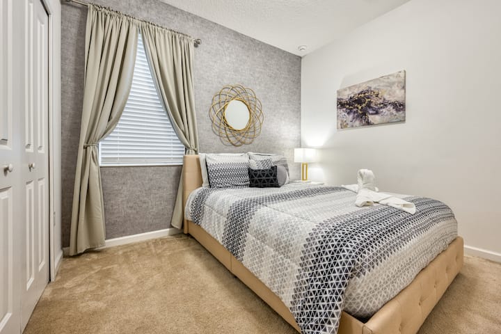 Habitación con baño y cama «queen size» en la planta baja