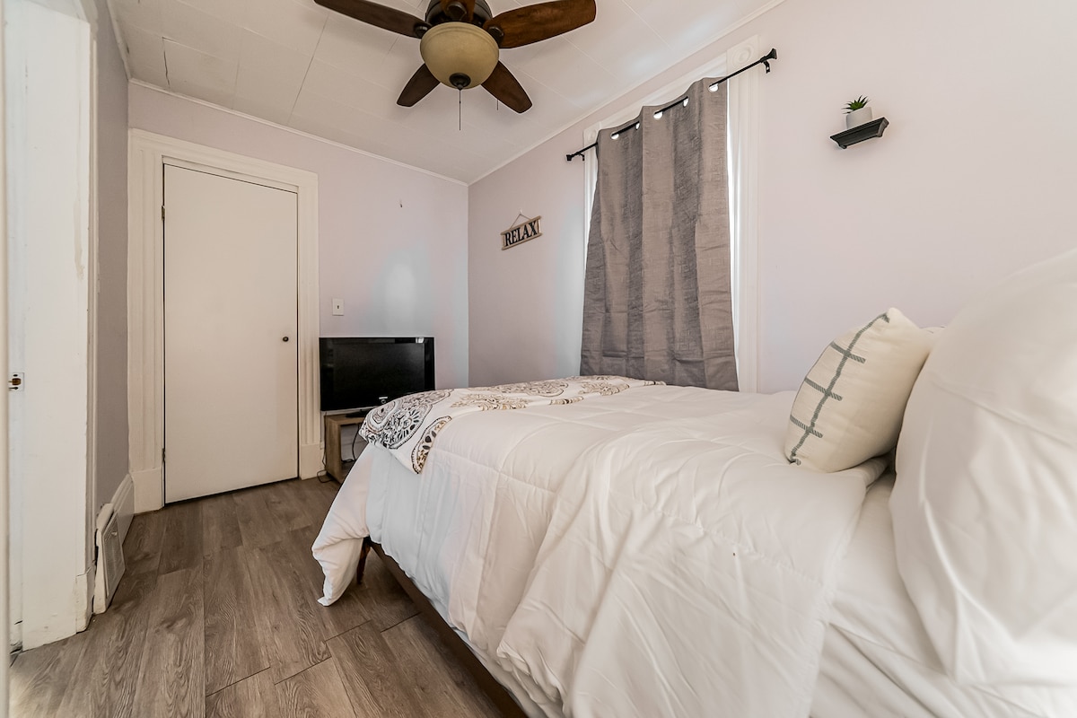 დამატებითი საძინებელი სრულ ზომის საწოლით, დამატებითი ბალიშებით, ტელევიზორით, ვენტილატორითა და ტუმბოთი.