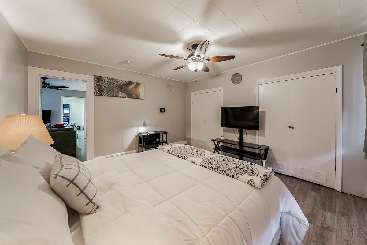 ძირითად საძინებელს აქვს 152×203 სმ ზომის საწოლი, საძინებლის ორივე მხარეს ტუმბოები, დამატებითი ბალიშები და საბნები, სმარტ‑ტელევიზორი და სამუშაო ადგილი. აქვეა დიდი კარადები, რომლებიც თქვენი ტანსაცმლისა და ფეხსაცმლისთვისაც კი იტევს. 