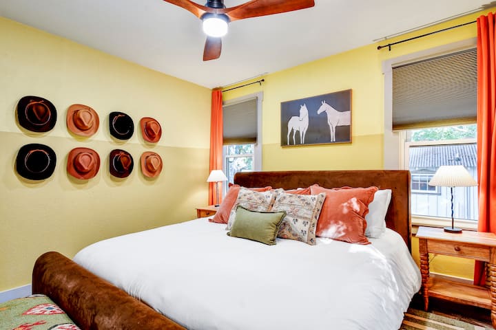 Manželská posteľ s mäkkou bielizňou a zatemňovacími závesmi