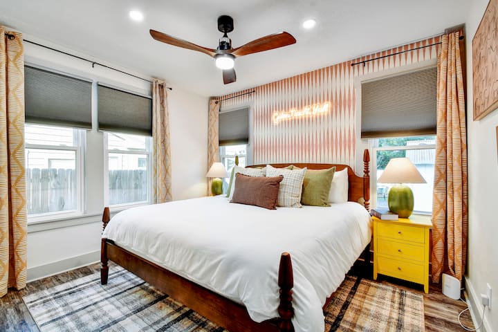 Manželská posteľ s mäkkou bielizňou a zatemňovacími závesmi