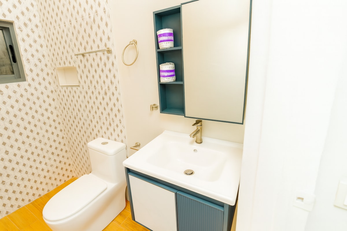 Full bathroom 2 image 1
