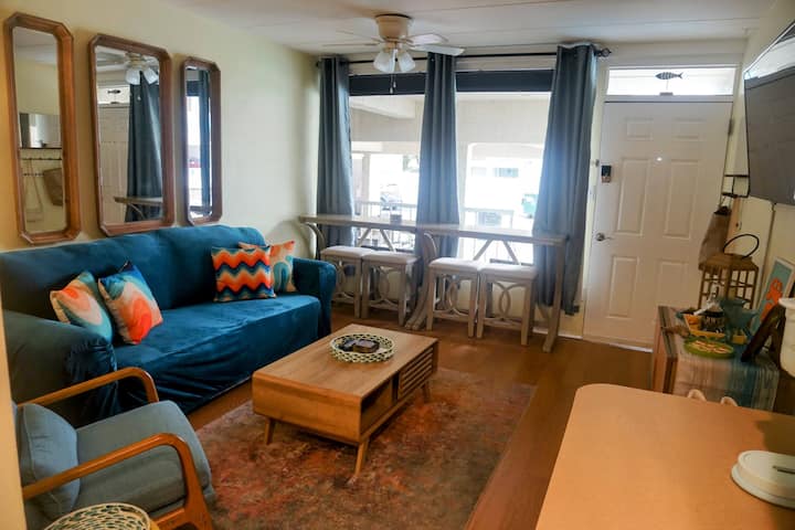 Wildwood Condo 1.5 Blocks To Beach & Boards W/pool - North Wildwood, NJ