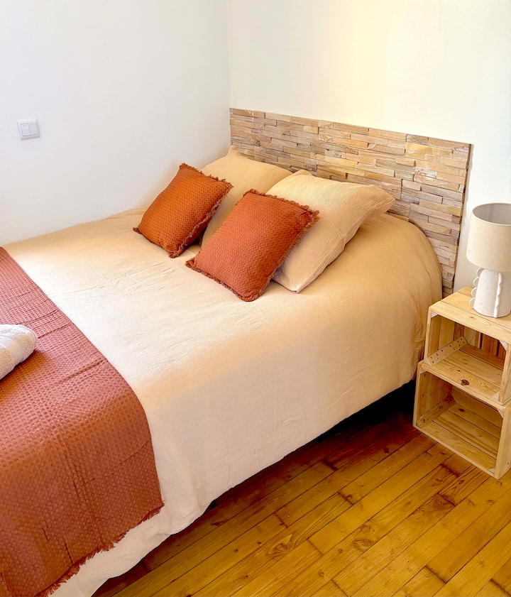 เพลิดเพลินกับเครื่องนอนระดับไฮเอนด์ใหม่ (ที่นอนหนา 30 ซม. ขนาด 140 x 190) เพื่อการนอนหลับที่ผ่อนคลาย
ห้องนอนที่ปูพื้นไม้เนื้อแข็งยังมีตู้ลิ้นชัก กระจก และการตกแต่งที่อบอุ่น