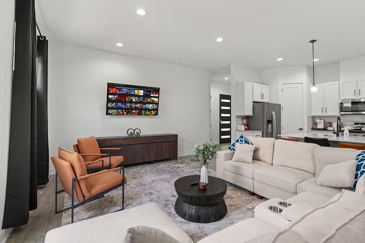 Combined Luxurious Home - Up To 18 Guests - Austin, TX
