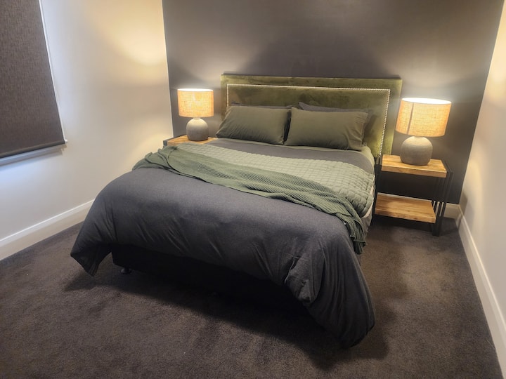 Olivové a sivé tóny s nádychom rozmarnosti, luxusné obliečky a manželská posteľ Sealy zaručujú tie najsladšie sny.