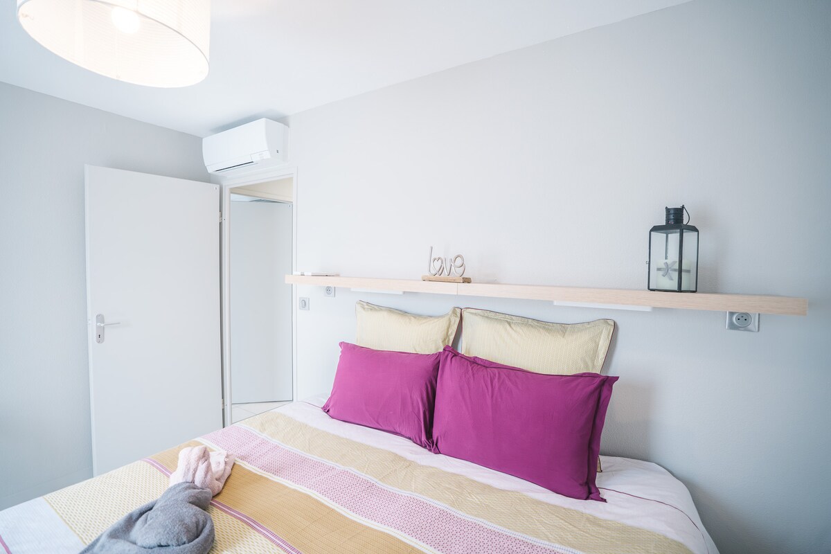 ห้องนอนพร้อมเตียงคู่ เครื่องปรับอากาศ ผ้าขนหนู โคมไฟข้างเตียง 