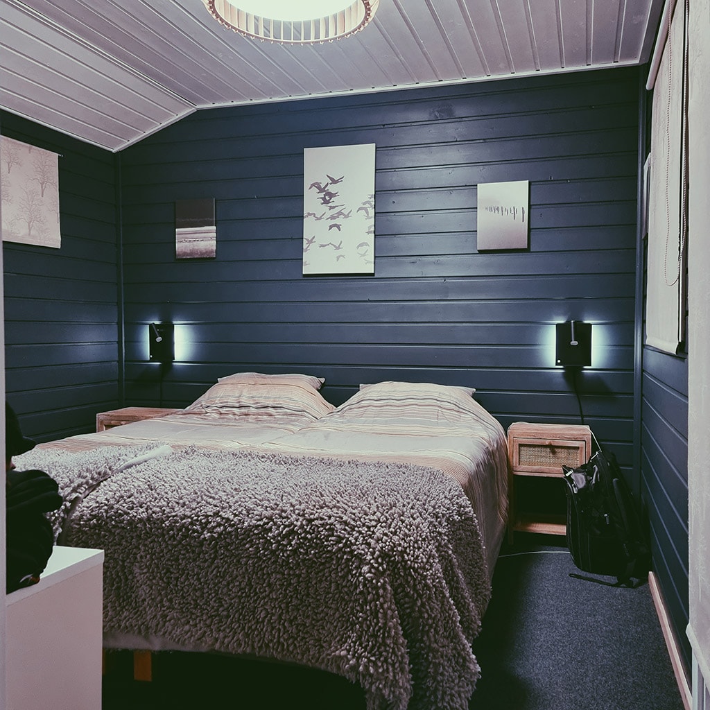 Dormitorio para 2 personas, sábanas y ropa de cama listas.