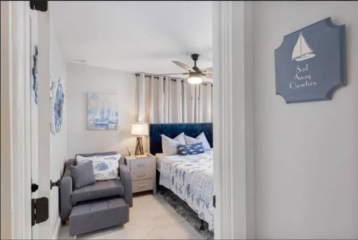 أحياء الإبحار بعيدًا: جناح كوين مع كرسي للنوم وإطلالات على المياه من كل نافذة.