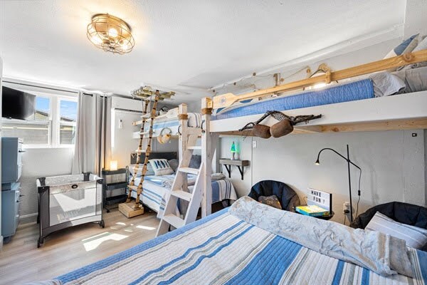 غرفة النوم في المسكن الصيادي: غرفة نوم مخصصة مع سرير كبير وسرير كامل وسريرين مفردين - مثالية للأطفال أو أبناء العمومة أو الأصدقاء.