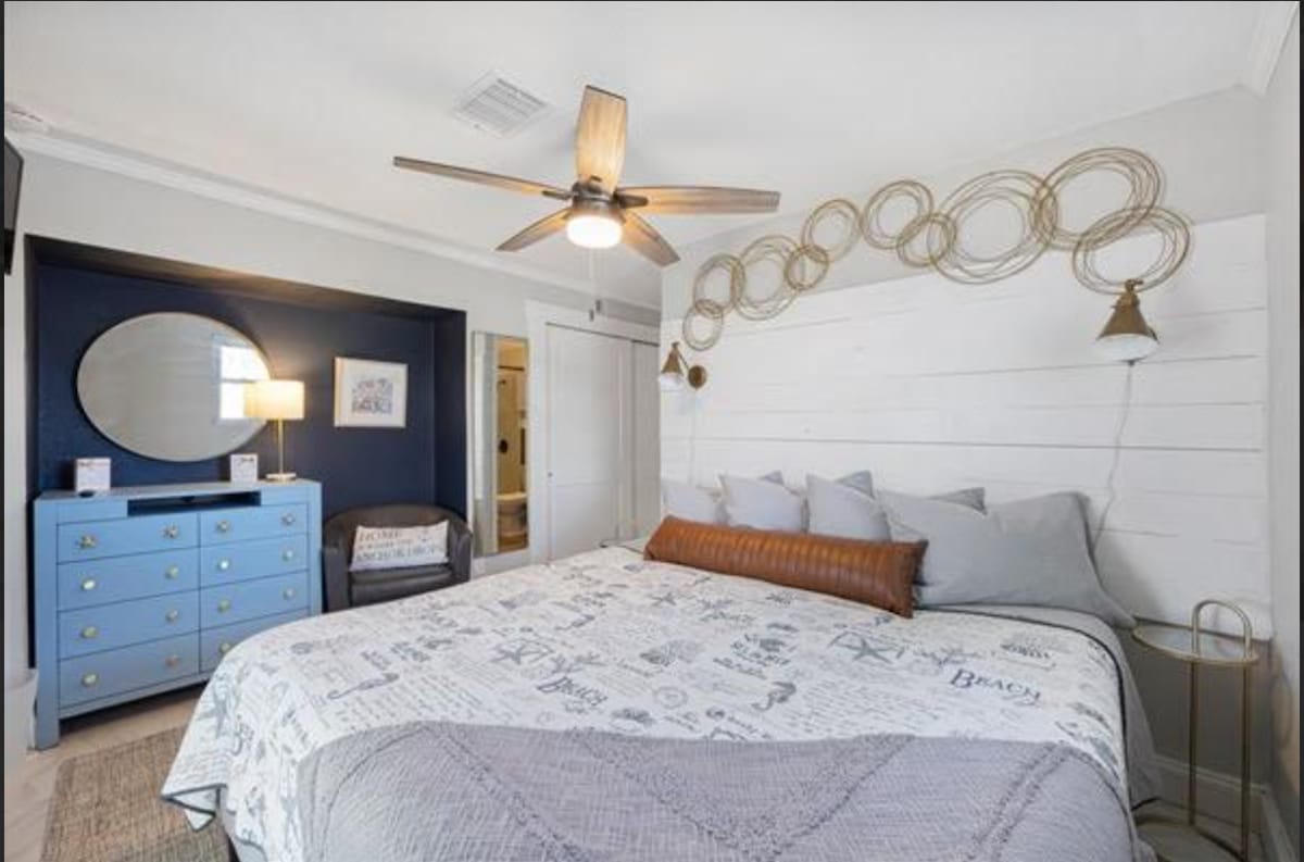 جناح ستارفيش: جناح كينج واسع مع حمام داخلي وإطلالات مباشرة على حمام السباحة وإمكانية الوصول إليه.