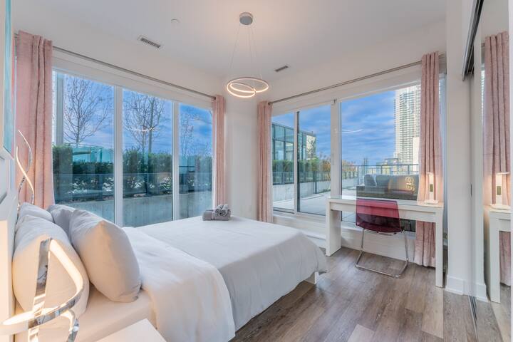 Luxury Toronto 3BR | Lake | Patio | Pool | Parking gallery image 2