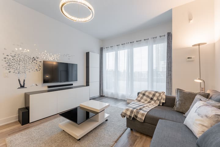 Luxury Toronto 3BR | Lake | Patio | Pool | Parking