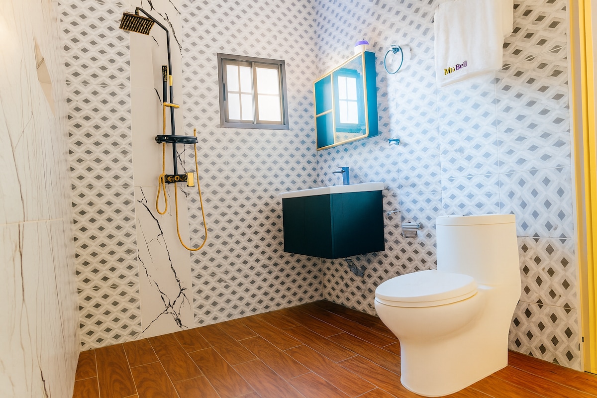 Full bathroom 2 image 1