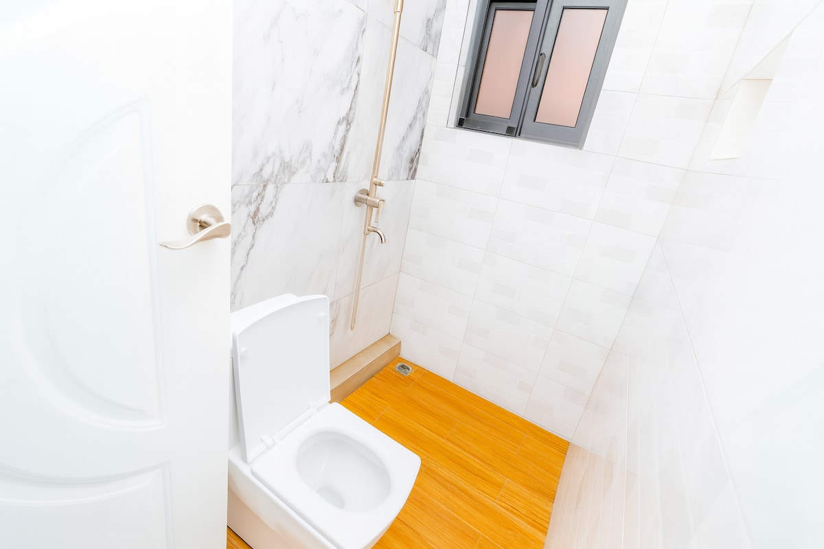 Half bathroom image 2