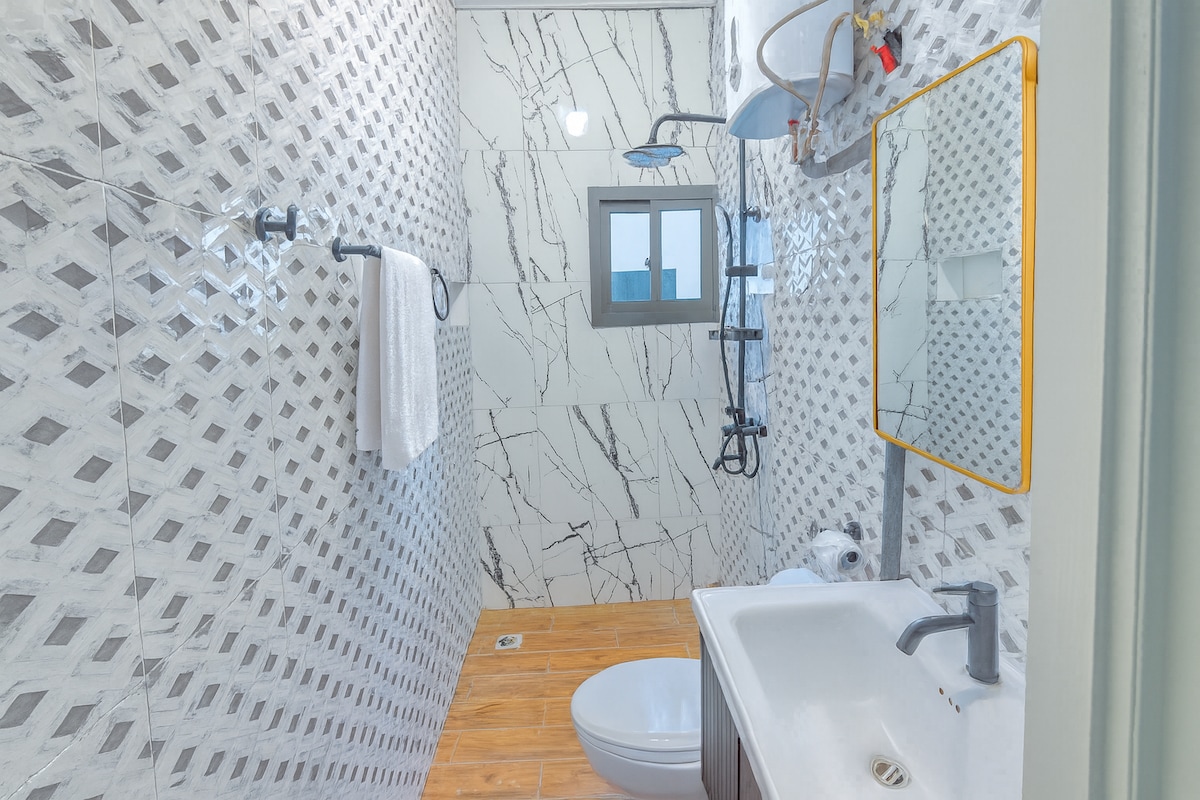 Full bathroom 1 image 1