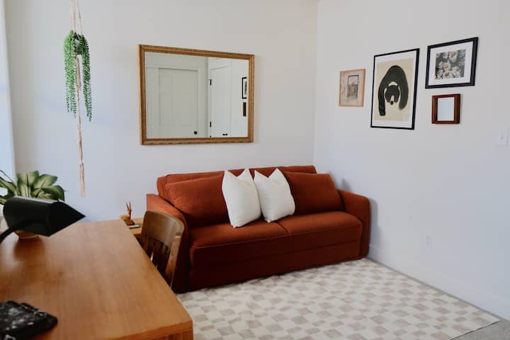 Le bureau comprend un canapé-lit très confortable et de taille normale, de la société LA Sol Place. Le linge de lit et les oreillers pour canapé-lit se trouvent dans le placard du bureau.
