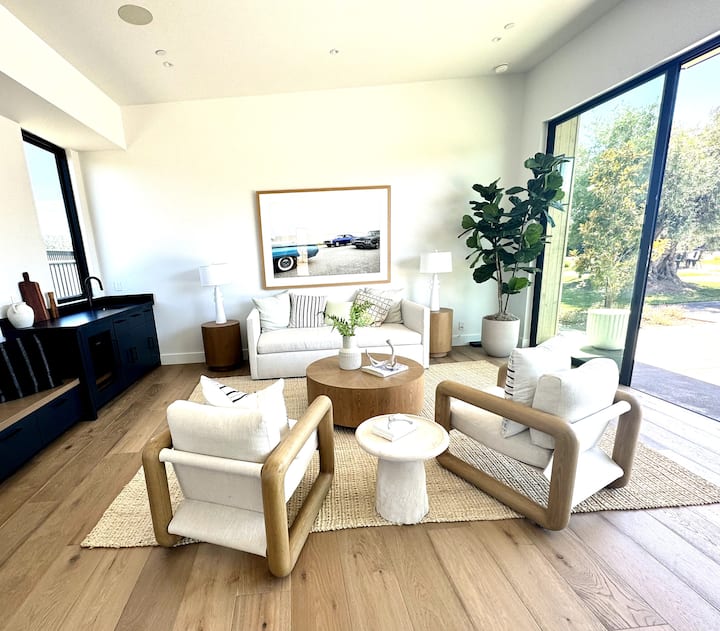 Აუზის ოთახი დამხმარე სააბაზანოთი, ორადგილიანი საწოლით და საოფისე მაგიდით. 