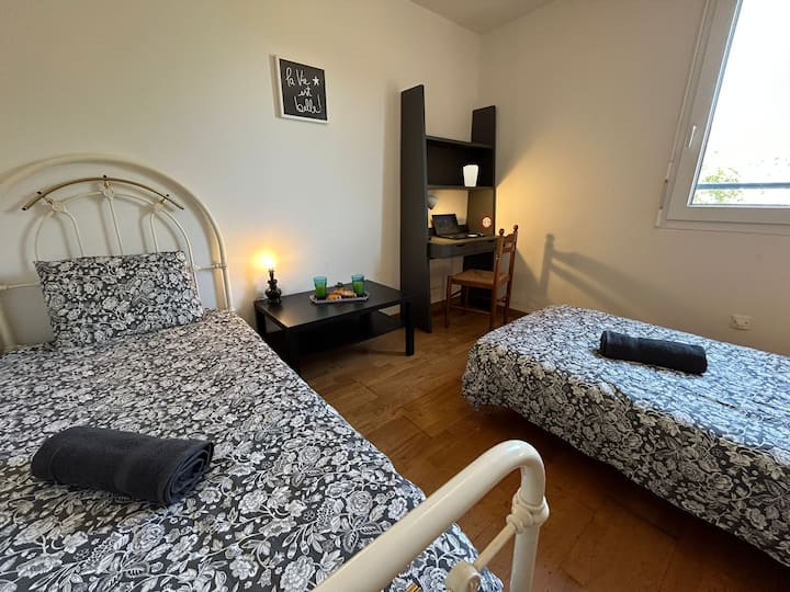 מיטות בגודל 90x190 ס"מ
יש מגבות ומגבות