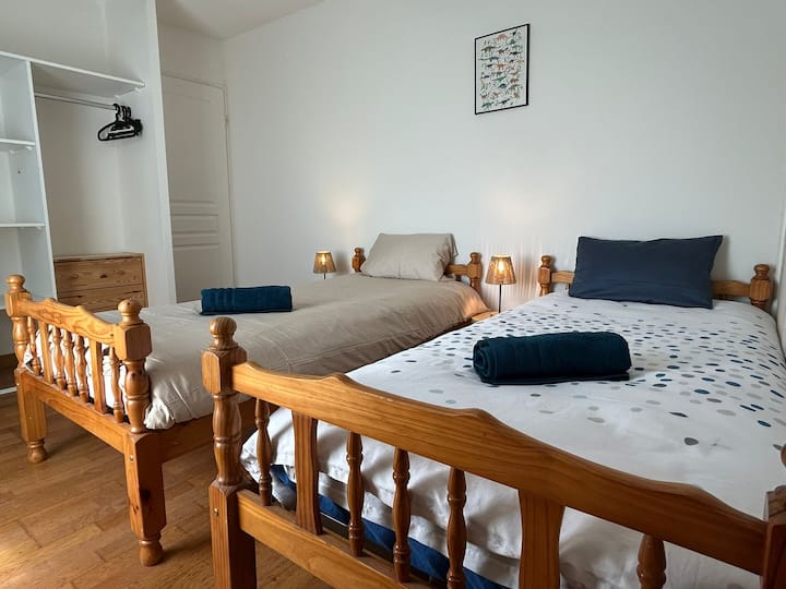 מיטות בגודל 90x190 ס"מ
יש מגבות ומגבות