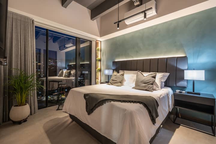 Détendez-vous dans l'élégante chambre, avec draps haut de gamme, climatisation et éclairage ambiant. Les fenêtres du sol au plafond et la vue sur la ville ajoutent une touche de luxe, ce qui en fait la retraite parfaite après une journée animée à Medellín.