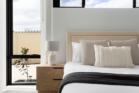 Lux Stay 5 Beds- Near Airport+CBD+Cafés+Curtin Uni