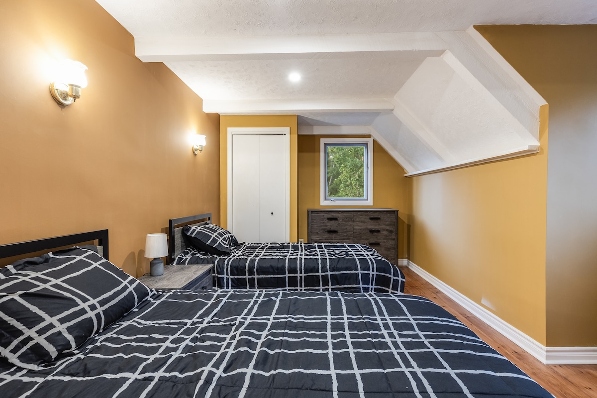 Perfecte slaapkamer voor kinderen of vrienden. Twee eenpersoonsbedden met zacht beddengoed.