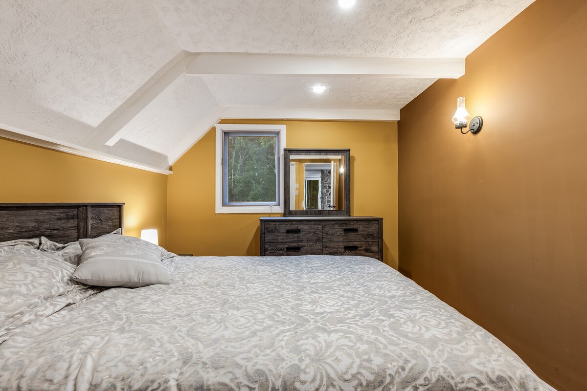 Deze comfortabele slaapkamer met queensize bed is ideaal voor stellen of alleenstaande gasten.