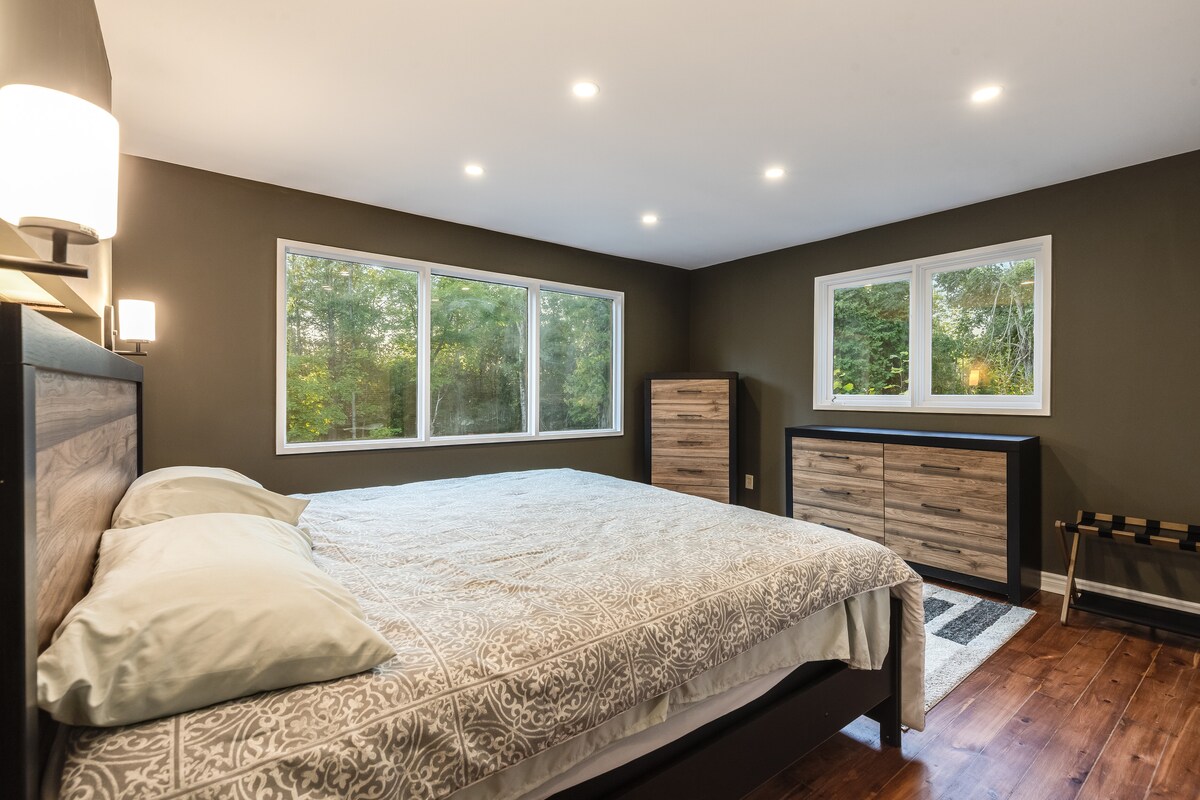 Ruime slaapkamer met een kingsize bed. Wij bieden zacht linnengoed voor een comfortabele nachtrust.