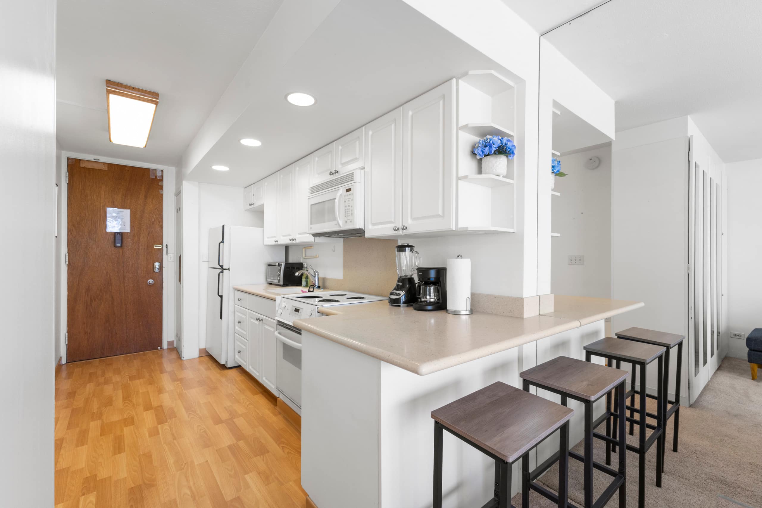 Condo in Honolulu · ★4.55 · Studio · 3 beds · 1 private bath - Image 20