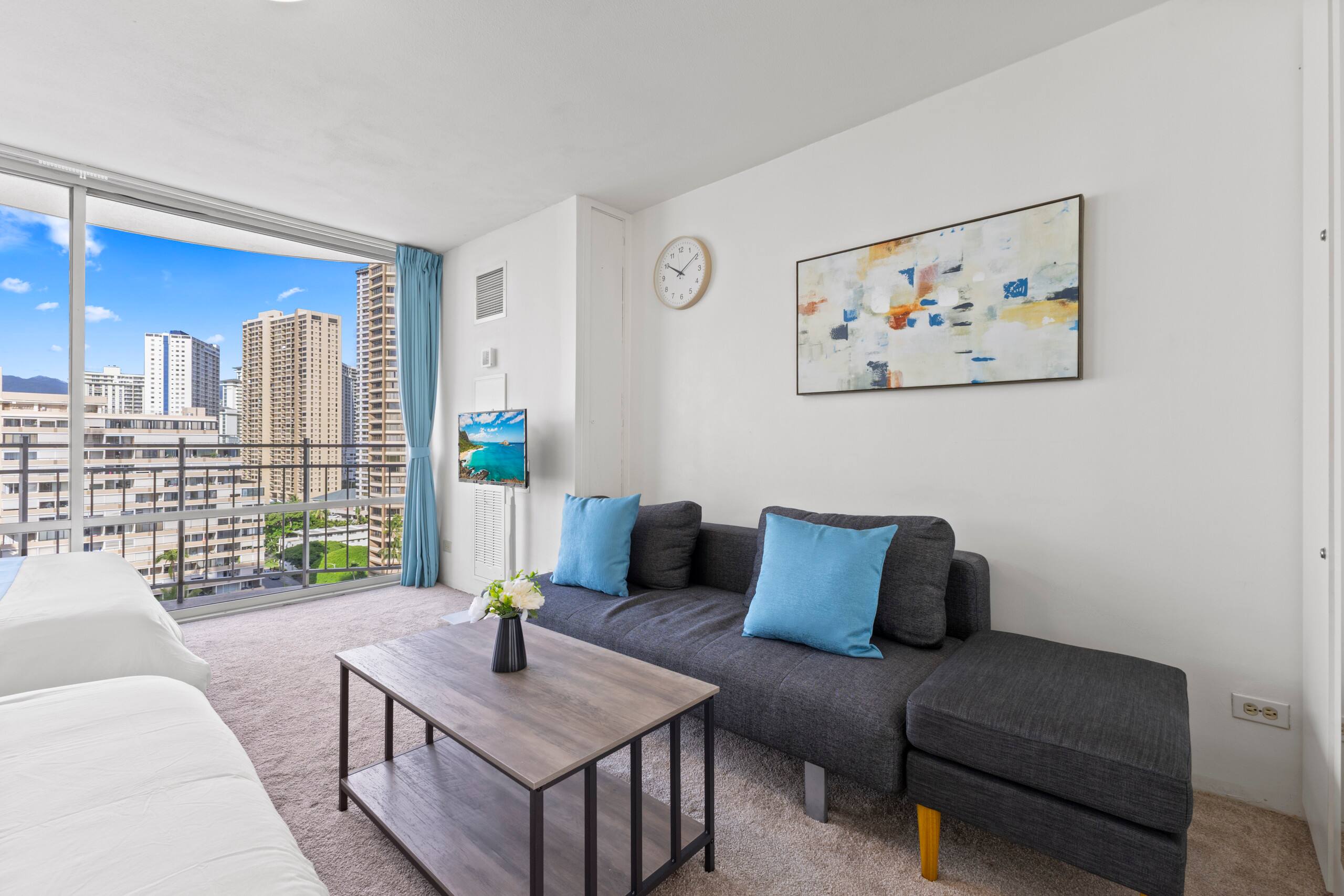 Condo in Honolulu · ★4.55 · Studio · 3 beds · 1 private bath - Image 3
