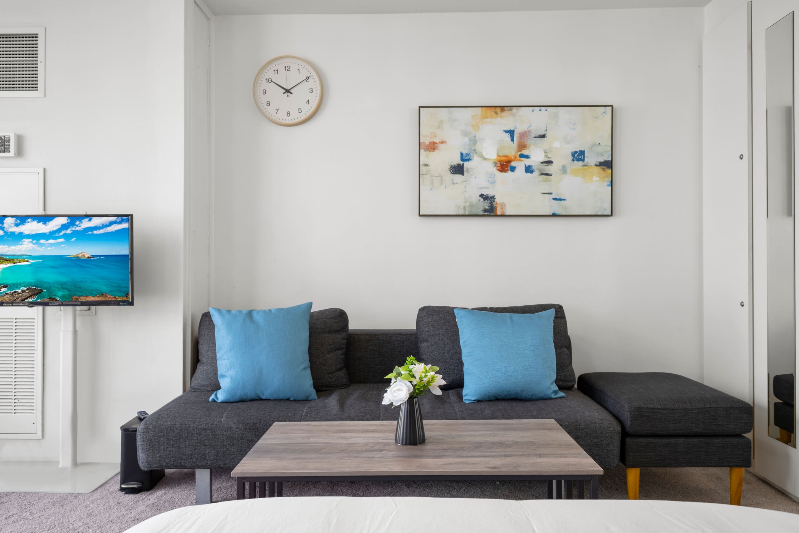 Condo in Honolulu · ★4.55 · Studio · 3 beds · 1 private bath - Image 2