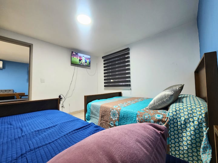 Las camas cuentan con base clásica y colchones firmes estilo hotel. Si eres una persona muy alta, toma en cuenta esta característica para tu comodidad.