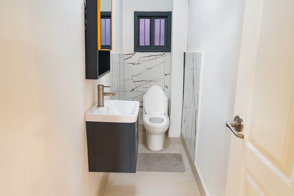 Half bathroom image 1