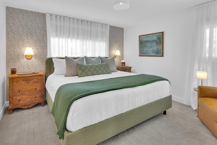 El dormitorio de invitados cuenta con una cama tamaño king, sábanas 100 % orgánicas, TV inteligente, cómoda, cómodo rincón de lectura y mucho más.