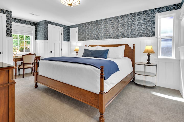 La lujosa suite principal cuenta con una cama tamaño king, sábanas 100 % orgánicas, TV inteligente, cómoda y espacio de trabajo dedicado.