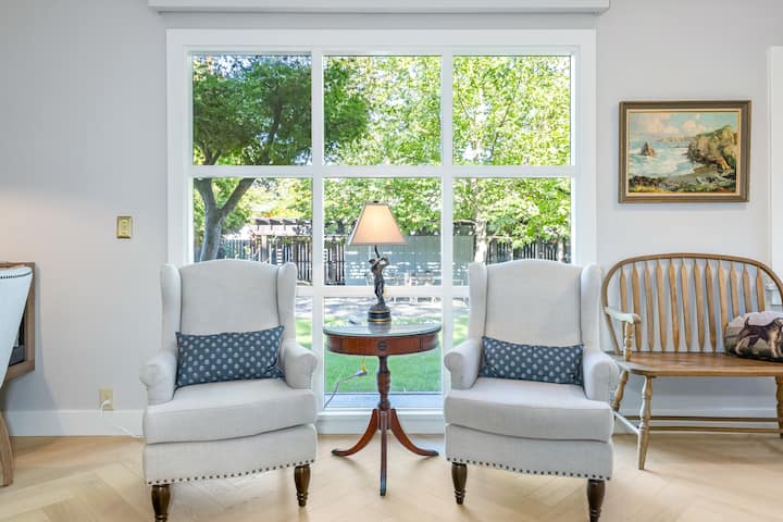 Lea un libro en los cómodos sillones situados frente a la pintoresca ventana. 