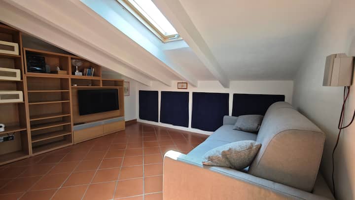 Svetlá a klimatizovaná podkrovná izba s ďalšou rozkladacou pohovkou vo francúzskom štýle, pohodlná a príjemná. Ideálne miesto na spánok alebo relaxáciu s druhou priľahlou kúpeľňou pre maximálne pohodlie a súkromie